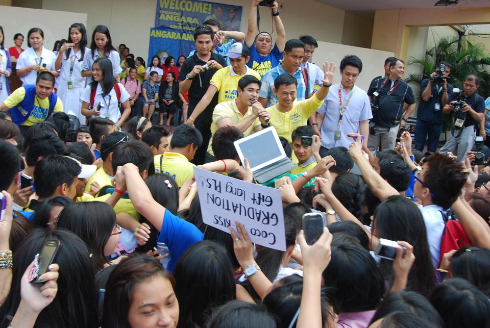 The upside-down sign from a student reads: "COCO - KISS. GRADUATION gift lang PLS =)" (Photo by Enie Reyes)