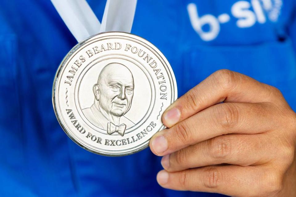 La chef Valerie Chang sostiene su Premio James Beard en el restaurante Maty's, el martes 18 de junio de 2024, en Miami, Florida.