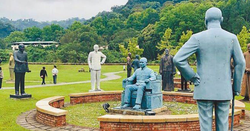慈湖紀念雕塑公園，安置台灣各地遷來的蔣公銅像。（圖／報系資料照片）