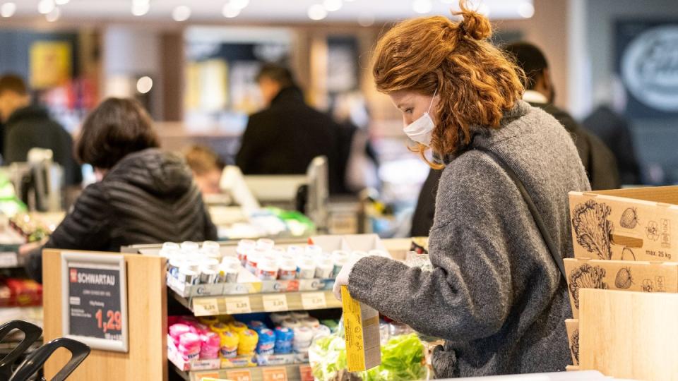 Sicher ist sicher: Mit einer Schutzmaske kauft eine Frau in einem Supermarkt ein.