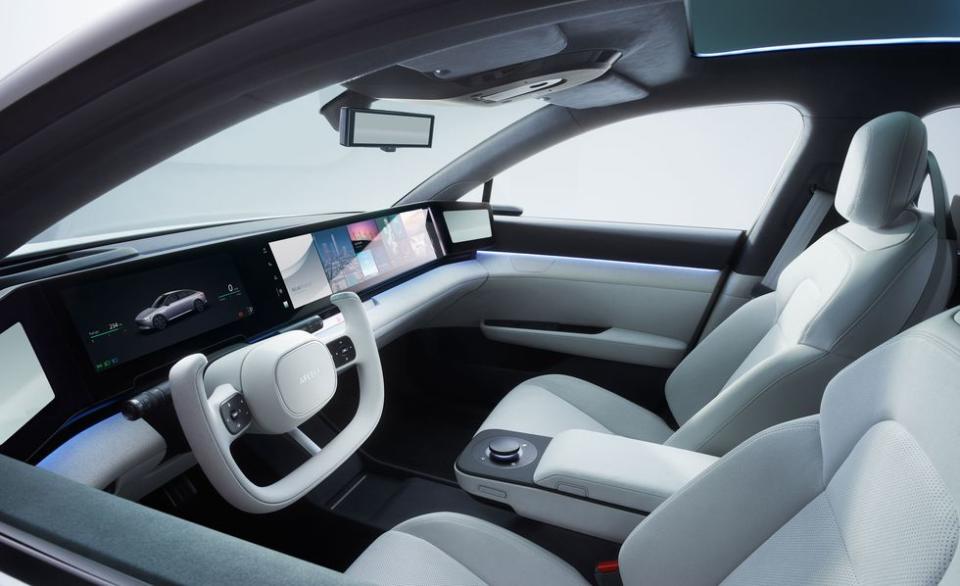 車艙內部以繭為設計概念，並用上四個螢幕組成整個駕駛座艙。