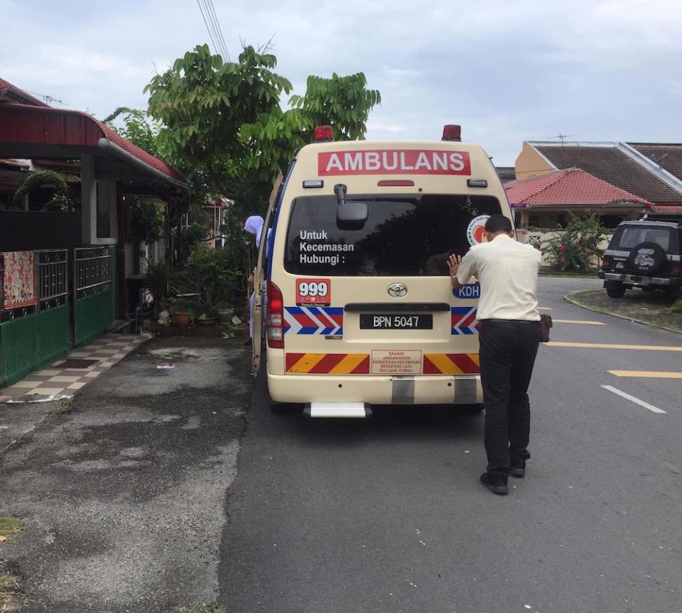 Ambulance personnel went to Fahmi and Kamila’s home as quickly as possible only to see that Fahmi had already done the hard part. — Picture via Facebook/Fahmi Jamil.