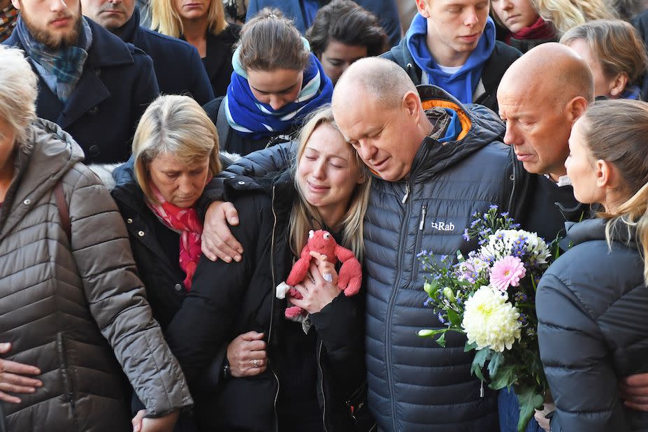 A Leanne O'Brien, en el centro, la consuelan sus familiares durante una vigilia celebrada en honor a su novio Jack Merritt y a Saskia Jones. (PA)