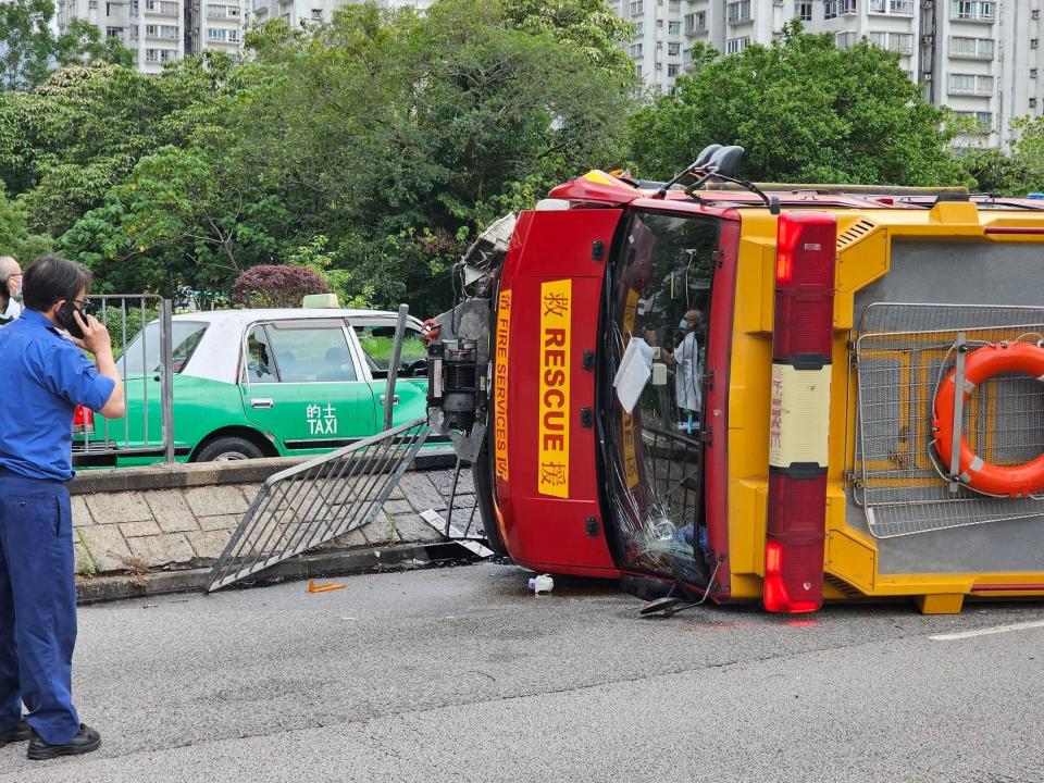 大埔安埔路消防車翻側（香港突發事故報料區 Facebook 圖片）