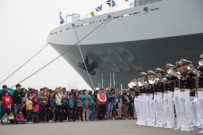 海軍敦睦支隊25日於高雄新濱碼頭開放參觀，吸引眾多地方鄉親前往支持。（軍聞社記者周力行攝）