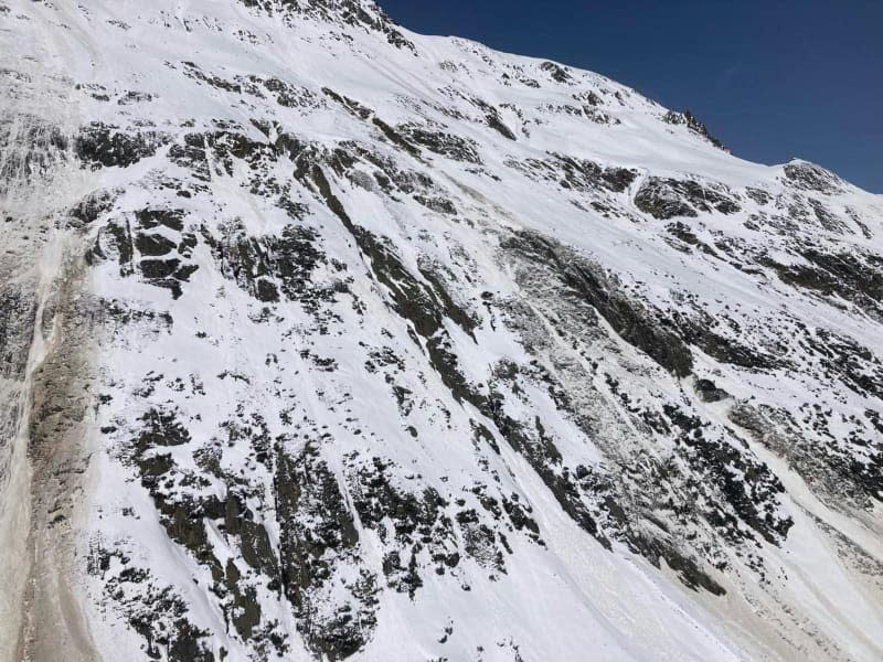 A view of the avalanche on Otztal Alps where two skiers from the Netherlands were killed. Unbekannt/BERGRETTUNG SÖLDEN/dpa