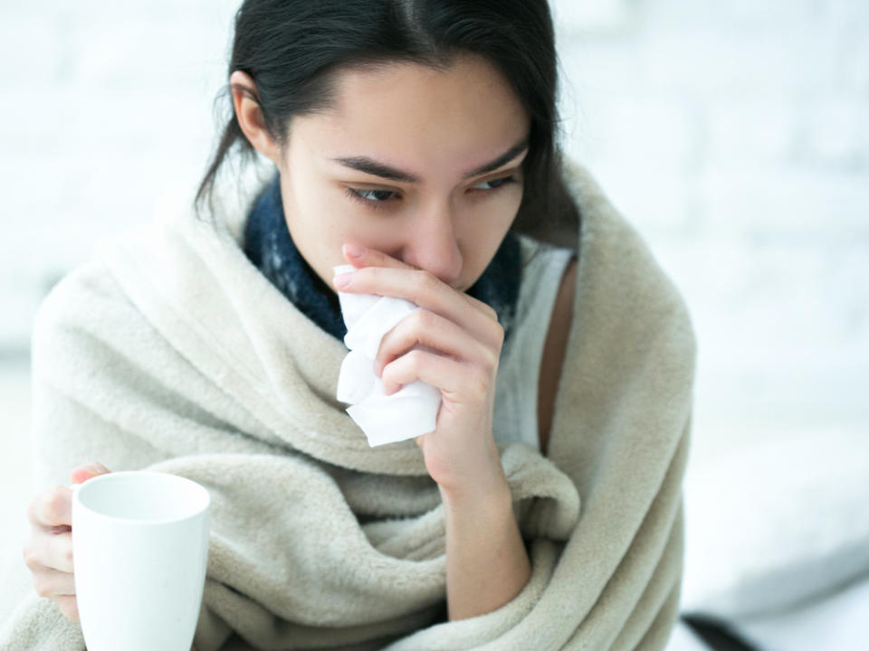 Sowohl warme als auch kalte Wickel können Erkältungssymptome lindern (Bild: Irina Bg / Shutterstock.com)