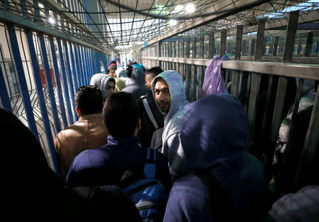 Palestinians working in Israel cross through Israeli Qalandiya checkpoint near the West Bank city of Ramallah April 25, 2017. REUTERS/Mohamad Torokman