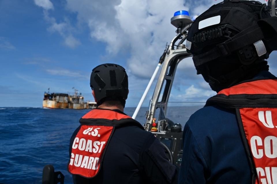 美國海岸防衛隊日前和吉里巴斯警察登上中國漁船進行檢查。(圖：U.S. Coast Guard臉書)