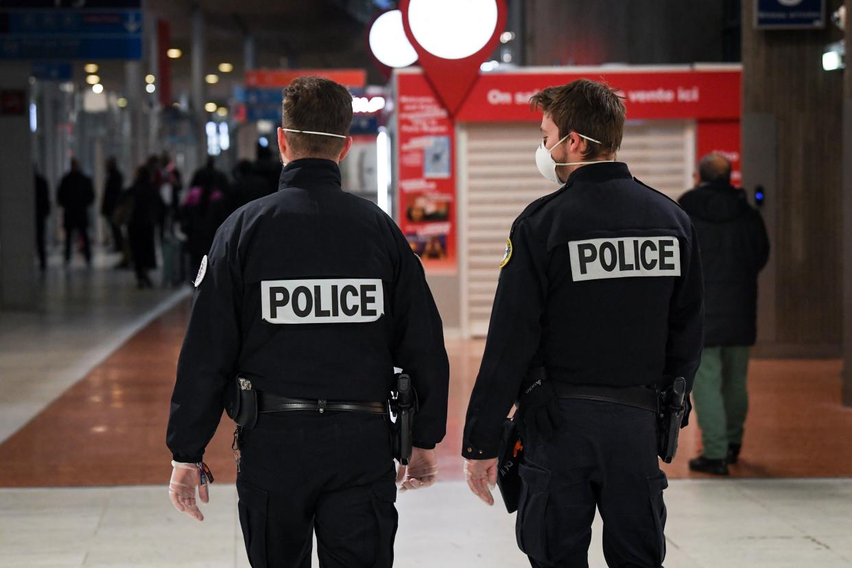 Les contrôles sont multipliés pendant le confinement (Photo by Alain JOCARD / AFP)