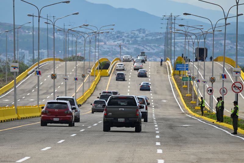 Venezuela and Colombia reopen completely the border at the Coronel Atanasio Girardot binational bridge in Urena