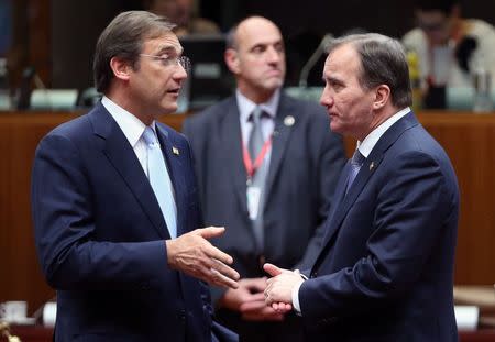 Portugal's Prime Minister Pedro Passos Coelho talks to his Swedish counterpart Stefan Lofven (R) during an European Union leaders summit in Brussels October 23, 2014. REUTERS/Francois Lenoir