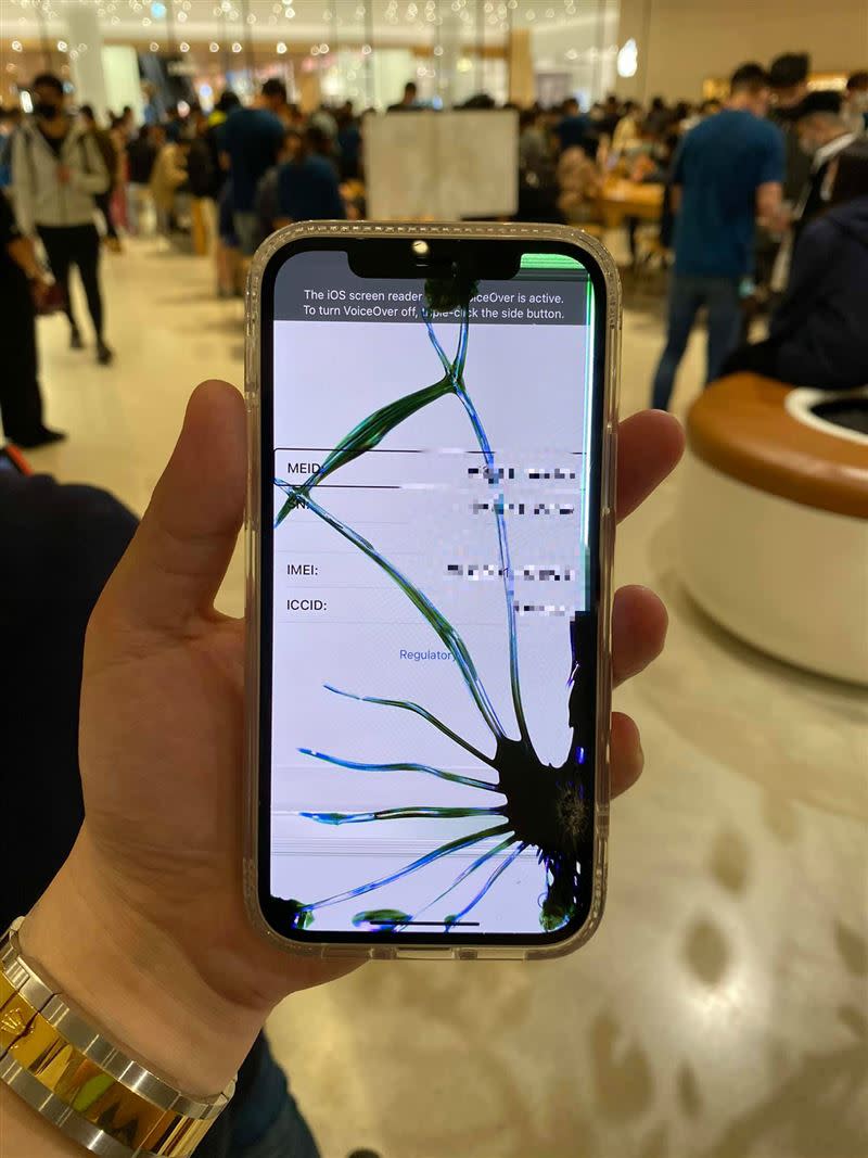 iPhone12裂痕衝「瀏海」。（圖／小豪 - Siouhao授權提供）