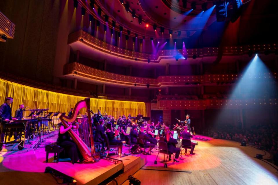 Conjunto Nu Déco con Emily King y Durand Jones en el Adrienne Arsht Center.