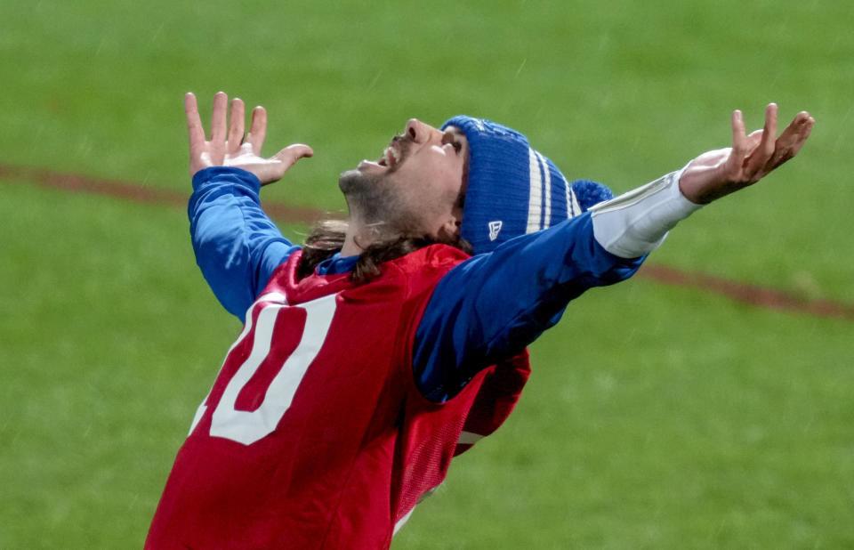 Indianapolis Colts quarterback Gardner Minshew attends a practice session in Frankfurt, Germany, Friday, Nov. 10, 2023. The New England Patriots will play against the Indiana Colts in a NFL game on Sunday. (AP Photo/Michael Probst)