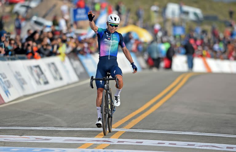 Miguel Ángel "Superman" López ganó la quinta etapa y se subió a la cima de la clasificación en la Vuelta a San Juan.