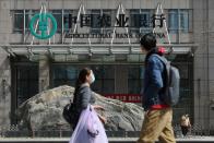 FOTO DE ARCHIVO. La gente pasa frente a un edificio de oficinas del Banco Agrícola de China, en Pekín, China