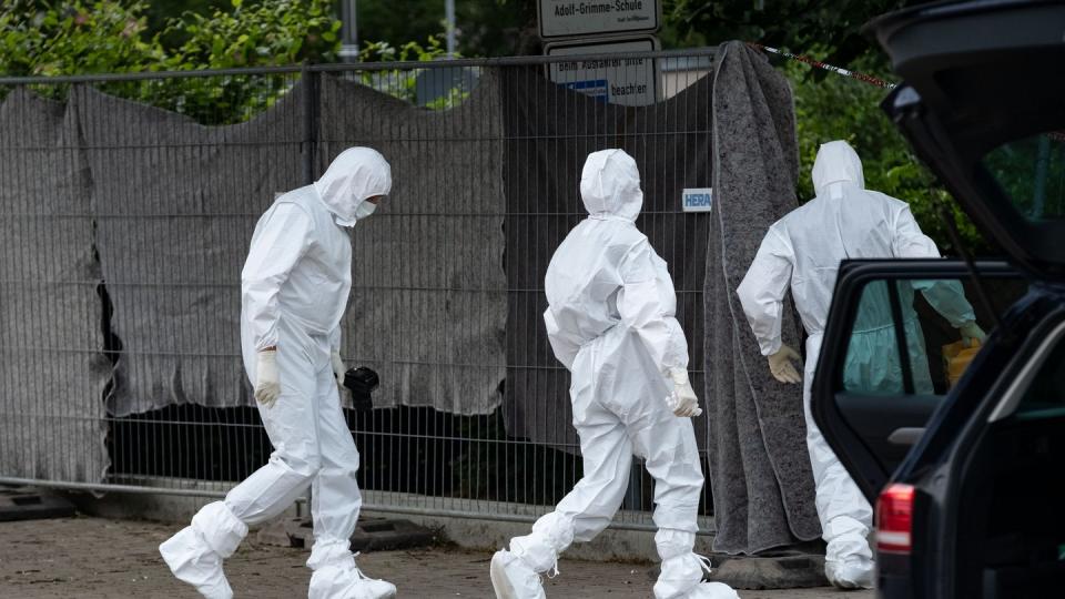 Polizeibeamte sichern Spuren nach dem Fund einer Frauenleiche im niedersächsischen Barsinghausen. Foto: Peter Steffen