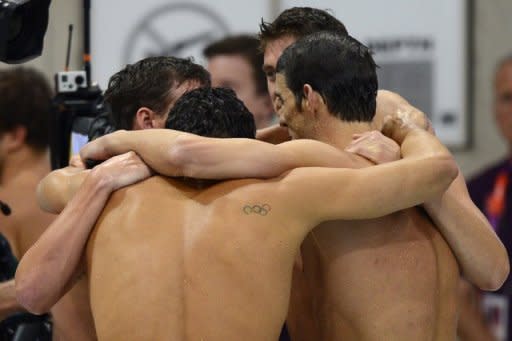 Los miembros del equipo masculino de relevos estadounidense celebran su oro en el relevo de 4x200. Michael Phelps se convirtió el martes en Londres en el deportista con más medallas de la historia de los Juegos Olímpicos, sumando 19, una más que la gimnasta soviética Larisa Latynina, tras lograr una plata en 200m mariposa y un oro en el relevo 4x200 m libres. (AFP | christophe simon)