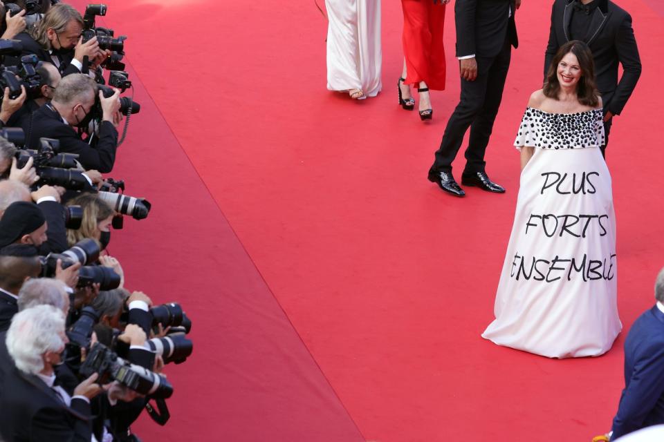 Mit dem Motto "Plus forts ensemble" (auf Deutsch: "Zusammen stärker") sorgte Iris Berben für einen Hingucker. (Bild: Getty Images / Andreas Rentz)