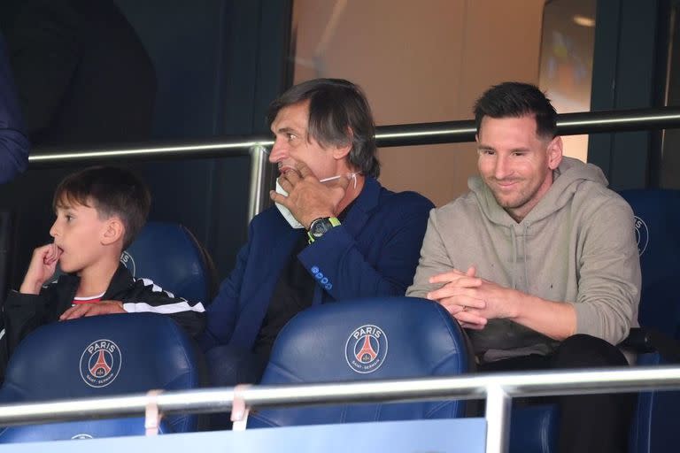 Thiago, Jorge y Lionel Messi, en el palco de PSG; hasta aquí sólo jugó 30 minutos con el conjunto francés, pero la actividad será más intensa