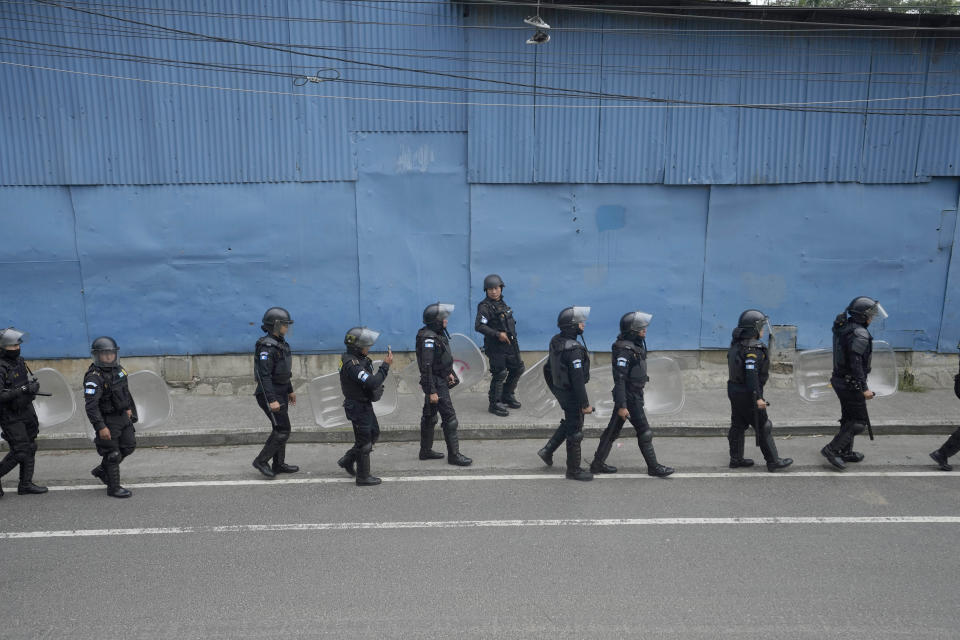 Policías antimotines marchan por una carretera bloqueada por manifestantes en Ciudad de Guatemala el martes 10 de octubre de 2023. Las protestas en respaldo del presidente electo Bernardo Arévalo reclaman por las acciones de la fiscalía y judiciales contra su partido para suspenderlo por presuntamente haberse constituido con firmas falsas. (AP Foto/Moisés Castillo)