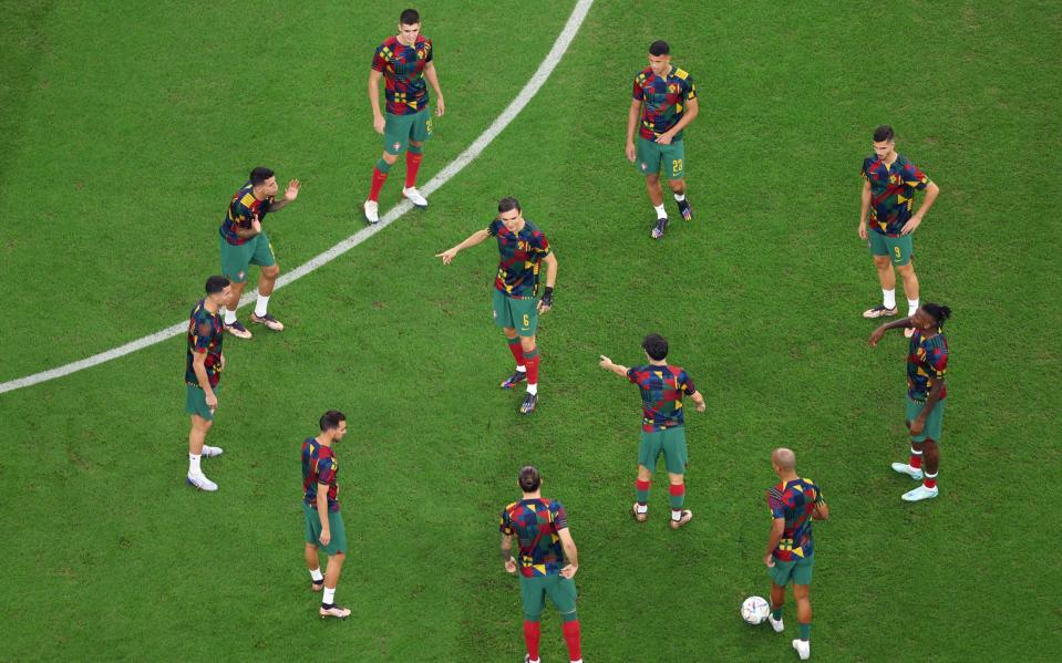 Los jugadores de Portugal calientan antes del partido de octavos de final de la Copa Mundial de la FIFA Qatar 2022 entre Portugal y Suiza en el Estadio Lusail el 6 de diciembre de 2022 - Elsa/Getty Images