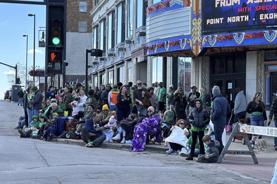 Muchas personas aguardan para ver pasar el desfile del Día de San Patricio, el domingo 17 de marzo de 2024, en Kansas City, Missouri. (Foto AP/Nick Ingram)