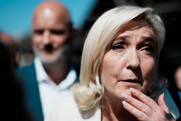 Marine Le Pen photographiée à Saint-Remy-sur-Avre samedi 16 avril (illustration) (Photo: via Associated Press)