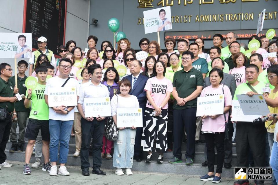 ▲民進黨台北市長參選人姚文智在競選總幹事洪耀福及團隊發言人吳思瑤陪同下，赴台北市選委會登記參選，繳納保證金。（圖／記者林柏年攝，2018.08.29）