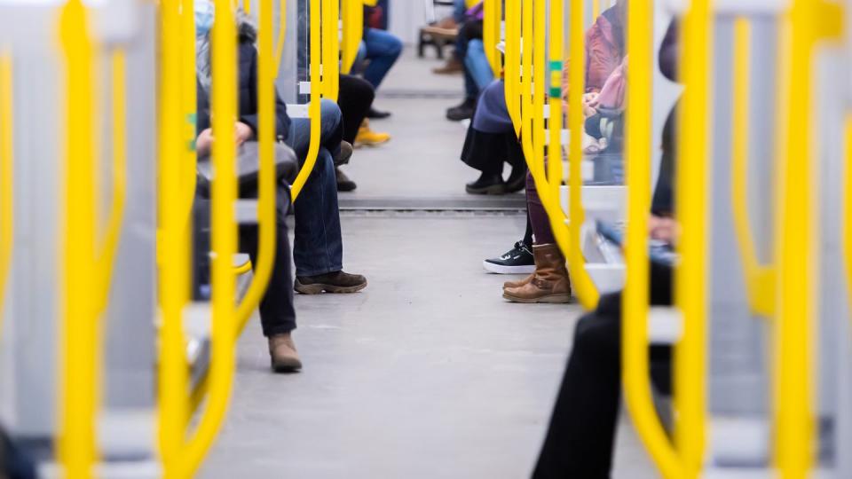 Fahrgäste sitzen in einer Berliner U-Bahn. Die Gewerkschaft Verdi hält Milliardeninvestitionen in den öffentlichen Nahverkehr für nötig.