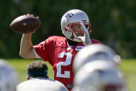 New England Patriots quarterback Brian Hoyer throws the ball in a drill during an NFL football practice, Monday, Aug. 31, 2020, in Foxborough, Mass. (AP Photo/Steven Senne)