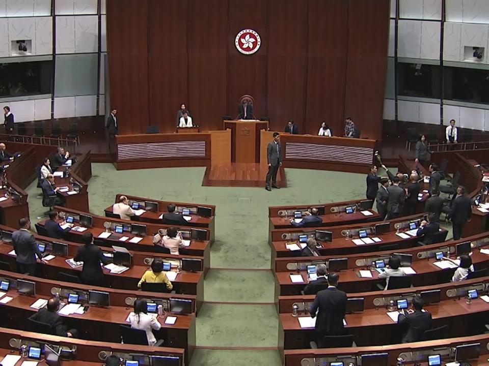 特首答問會多名民主派議員抗議，梁君彥宣布會議暫停。