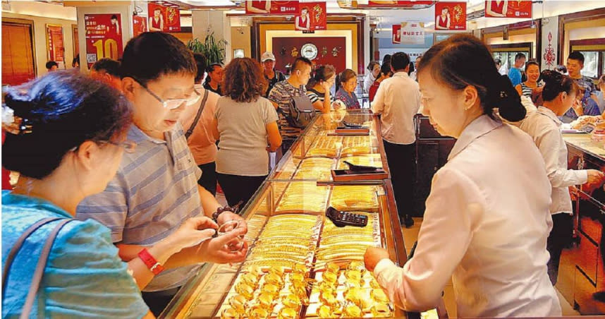 金價跌跌不休，不僅令中國大媽搶進，台灣投資人現在也「分批買進」撿便宜。圖為上海民眾選購黃金飾品。（新華社）