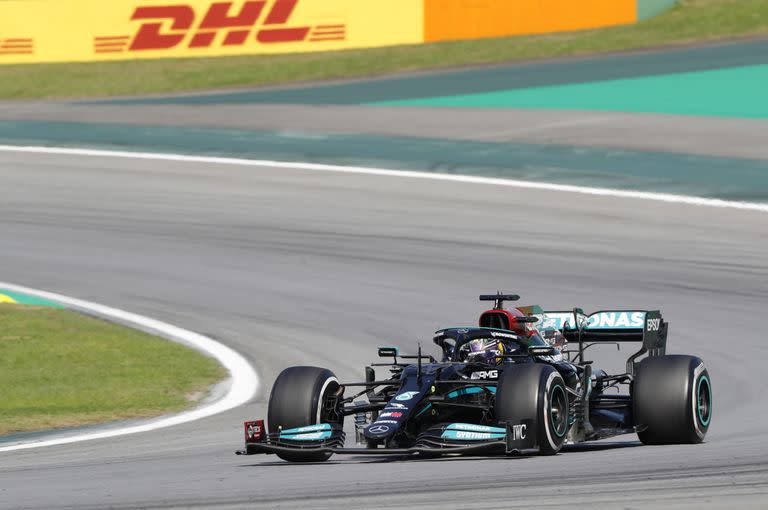 Hamilton ganó el Gran Premio de Brasil y se puso a 14 puntos de Verstappen en la lucha por el campeonato