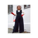 <p>Easily winterize your jumpsuit by layering with a long-sleeve top and statement gloves. (Photo: Courtesy of @gisellafrancisca) </p>