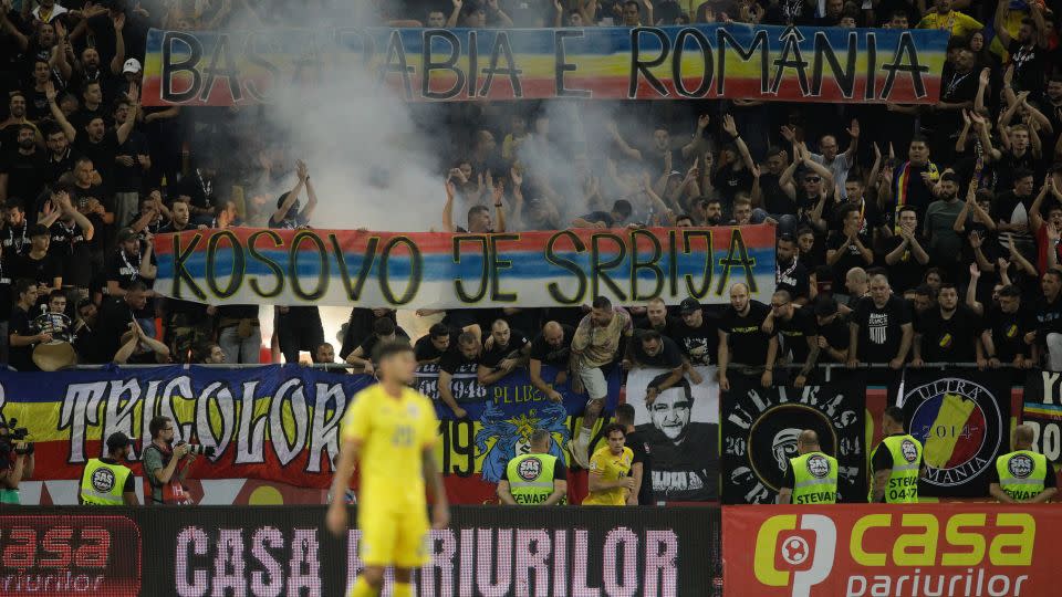 Suporterii României în interiorul stadionului ținând pancarte care au dus apoi la suspendarea jocului.  Un semn spune: "Kosovo este Serbia." -George Kalin/Incam Photos/Reuters