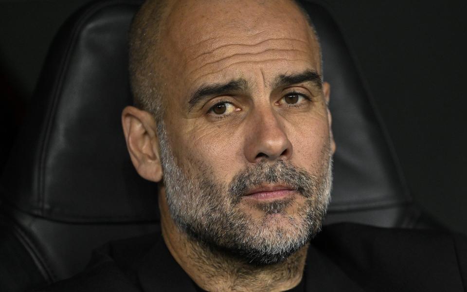 El entrenador en jefe Pep Guardiola del Manchester City observa durante el partido de semifinales de la UEFA Champions League entre el Real Madrid y el Manchester City en el estadio Santiago Bernabeu en Madrid, España, el 9 de mayo de 2023 - Getty Images/Burak Akbulut