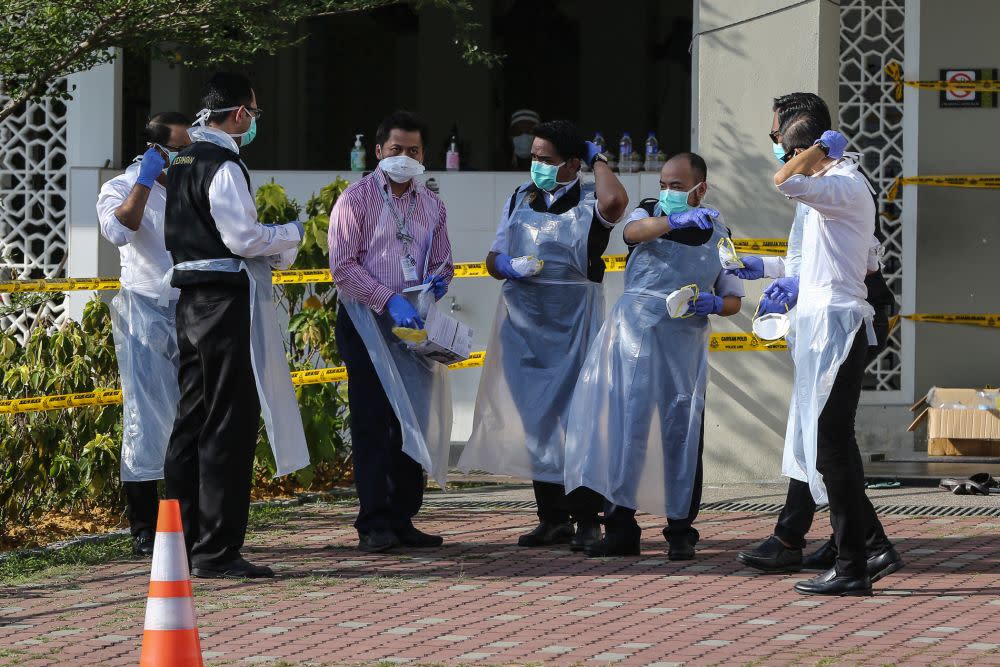 Health workers testing members of the public for Covid-19 are pictured at the Section 7 Mosque in Shah Alam March 26, 2020. — Picture by Yusof Mat Isa