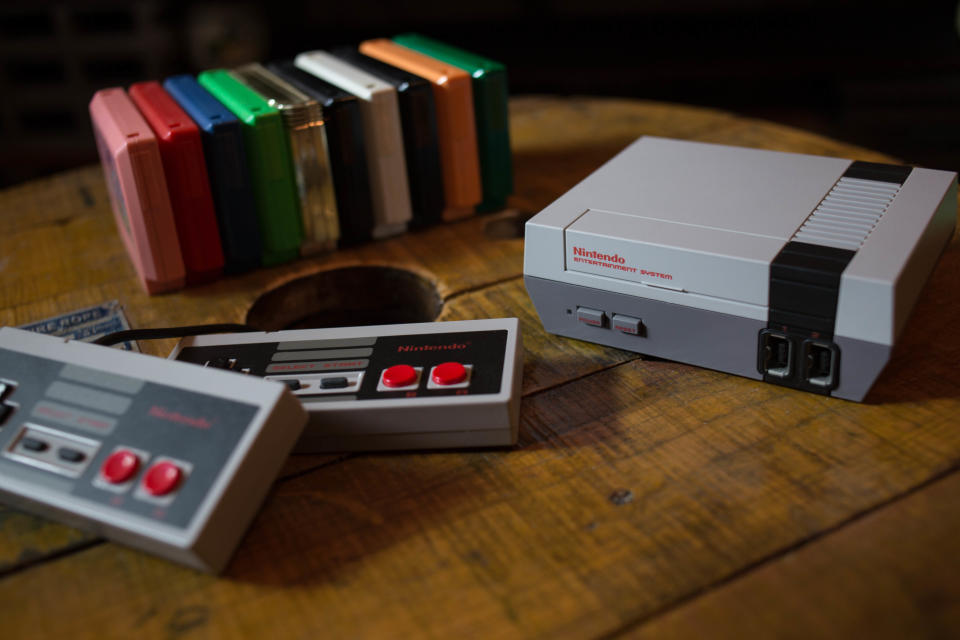 La video consola NES (Nintendo Entertainment System) fue lanzada a principios de los años 80.  En la imagen, una versión mini puesta a la venta recientemente. Foto: Guillaume Payen/SOPA Images/LightRocket via Getty Images. 