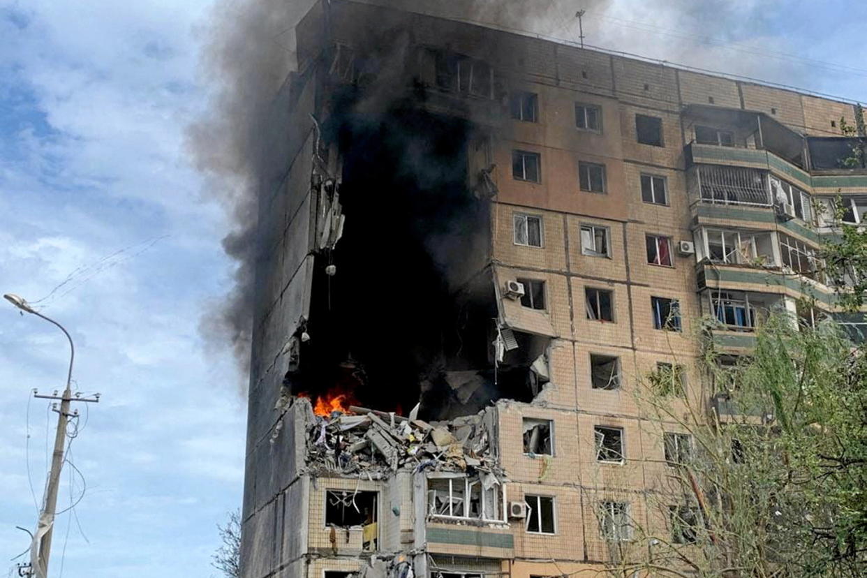 La Russie a frappé un immeuble d'habitation, ce lundi, faisant au moins quatre morts.  - Credit:HANDOUT / UKRAINIAN EMERGENCY SERVICE / AFP