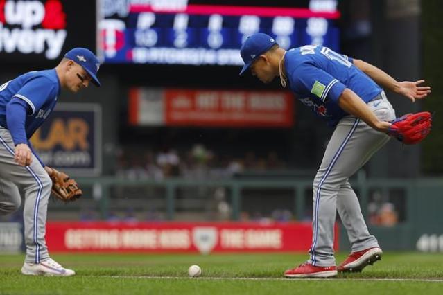 Twins advance for 1st time in 21 years with 2-0 win to sweep Blue