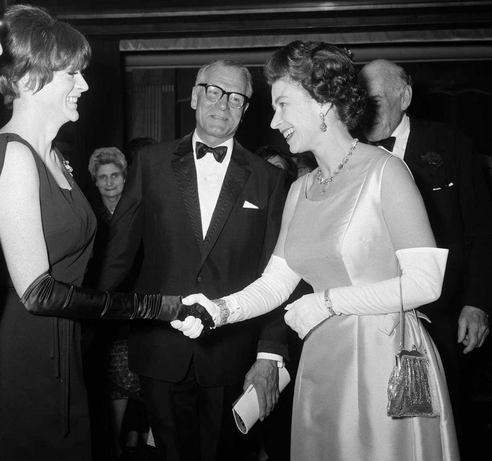 <p>In 1966, Smith met Queen Elizabeth II after a performance of Othello. </p>