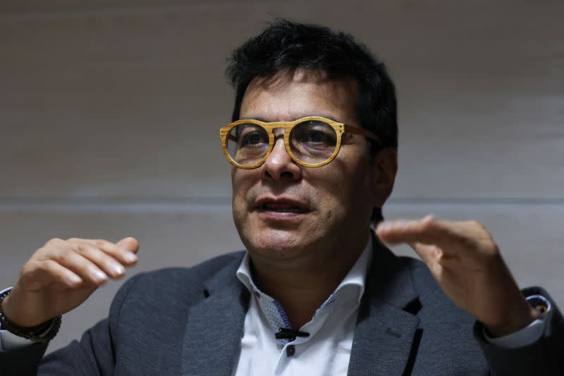 El alto comisionado para la paz de Colombia, Danilo Rueda, habla durante una entrevista con Reuters en Bogotá