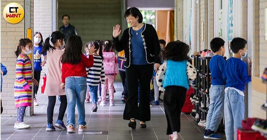 原來在新北市汐止區金龍國小擔任教務主任的楊小梅，因考取候用校長資格，未來將成為首位具新住民身分的校長。（圖／黃威彬攝）