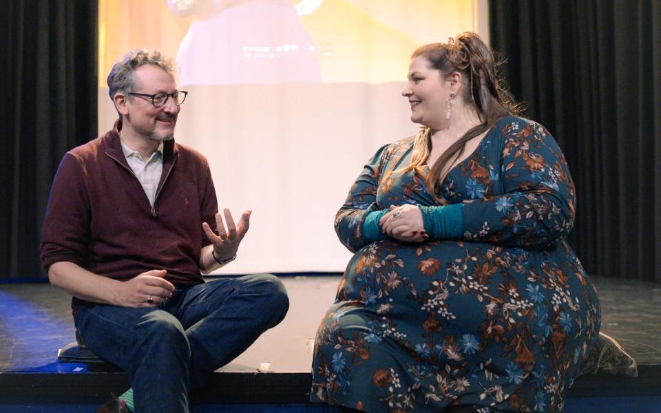 Starke Begegnung: Hirschhausen spricht mit der Stand-Up Comedienne Nicole Jäger, die ihr Leben mit Adipositas auch auf der Bühne thematisiert. (Bild: WDR/bilderfest/Sebastian Wagner)