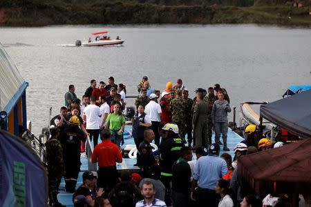 Rescuers wait at the dock after a tourist boat sank with 150 passengers in the Guatape reservoir, Colombia, June 25, 2017. REUTERS/ Fredy Builes