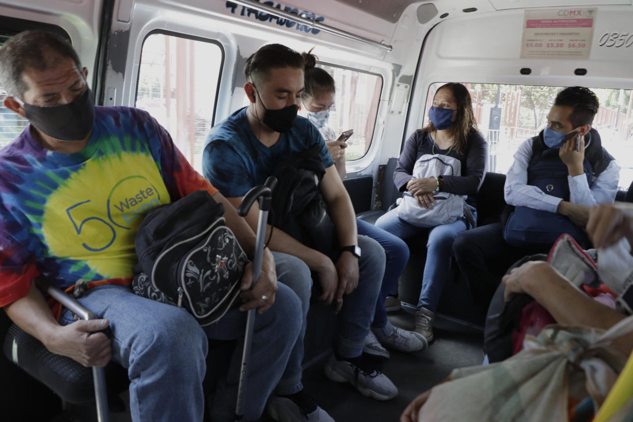 Combi trasportando a unos pasajeros durante la pandemia en julio de 2020. (Gerardo Vieyra/NurPhoto via Getty Images)