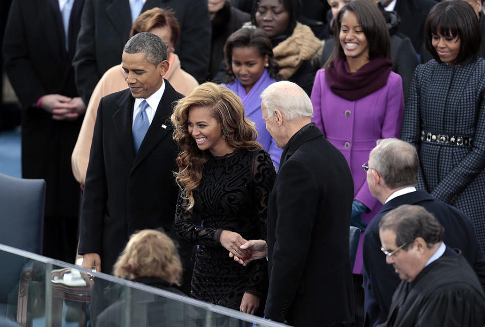 Le carnet d’adresses de Mr and Mrs Carter ferait verdir d’envie n’importe qui ! Dans leur liste de contacts, on trouve autant de superstars, tous domaines confondus, que des Royals ou encore les plus grands leaders politiques de la planète. Parmi eux, les Obama arrivent en tête. Dès 2008, le président américain utilise dans l’un de ses discours de campagne un titre de Jay-Z, Dirt off your shoulder pour galvaniser les foules ! Quelques mois plus tard, c’est à Beyoncé qu’il invite à interpréter <em>At Last</em>, la chanson qui ouvre le bal de sa soirée d’inauguration. Rebelote en 2013, lorsqu’il lui demande d’entonner l’hymne américain lors de son investiture pour un second mandat à la Maison Blanche ! Véritables amis et fans de la Diva et du producteur, Barack et Michelle ont même été aperçus se déhanchant lors de l’un de leurs concerts, au cours de leur tournée On the Run II tour, en 2018. ©<em>Getty Images</em>