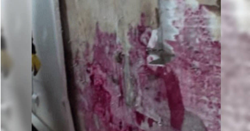 韓國一名男子睡醒驚見房間裡的牆全是「血」。（圖／翻攝畫面）